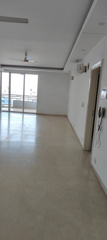 Room in 4 BHK Apartment at DLF The Pinnacle, Dlf Phase V – for Rent