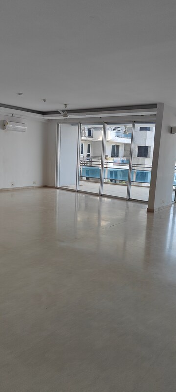 Room in 4 BHK Apartment at DLF The Pinnacle, Dlf Phase V – for Rent