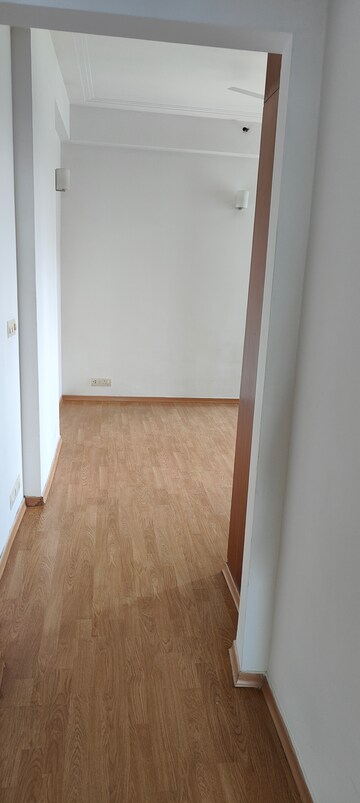 Room in 4 BHK Apartment at DLF The Pinnacle, Dlf Phase V – for Rent