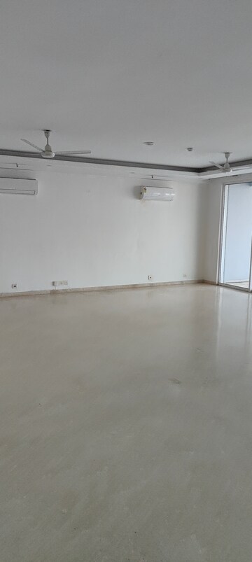 Room in 4 BHK Apartment at DLF The Pinnacle, Dlf Phase V – for Rent