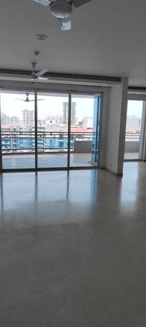 Room in 4 BHK Apartment at DLF The Pinnacle, Dlf Phase V – for Sale