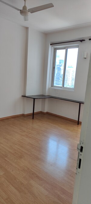 Room in 4 BHK Apartment at DLF The Pinnacle, Dlf Phase V – for Sale