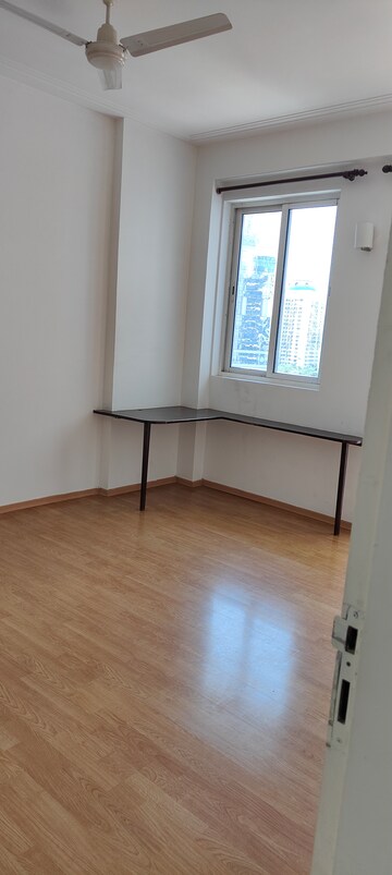 Room in 4 BHK Apartment at DLF The Pinnacle, Dlf Phase V – for Sale