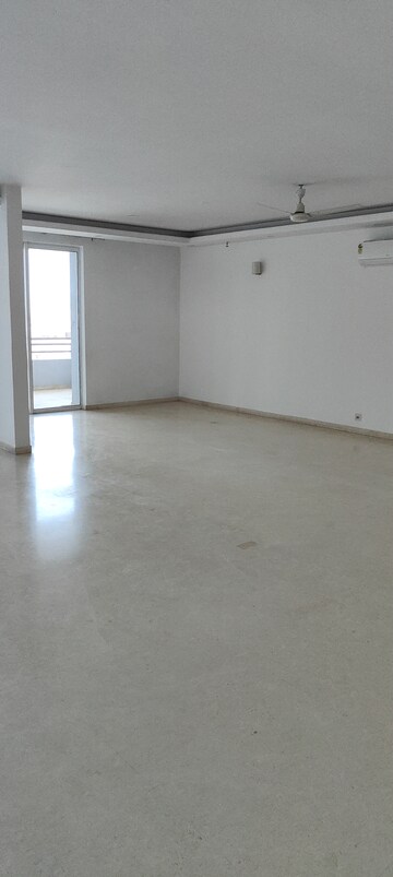 Room in 4 BHK Apartment at DLF The Pinnacle, Dlf Phase V – for Sale