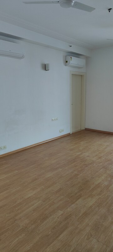 Room in 4 BHK Apartment at DLF The Pinnacle, Dlf Phase V – for Sale