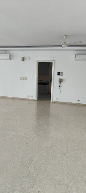 Room in 4 BHK Apartment at DLF The Pinnacle, Dlf Phase V – for Sale