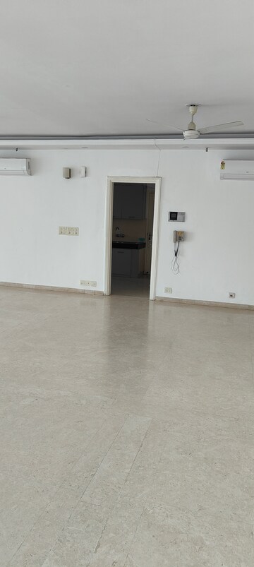 Room in 4 BHK Apartment at DLF The Pinnacle, Dlf Phase V – for Sale