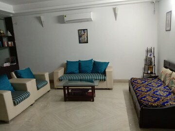 Living Room in 2.5 BHK Builder Floor at Sector 43 – for Rent