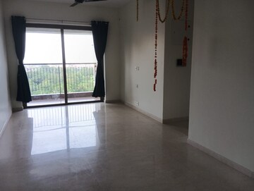 Room in 2 BHK Apartment at Kalpataru Paramount, Kapur Bawdi – for Rent