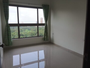 Room in 2 BHK Apartment at Kalpataru Paramount, Kapur Bawdi – for Rent