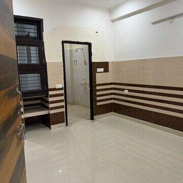 Room in 2.5 BHK Builder Floor at Sector 63a – for Rent