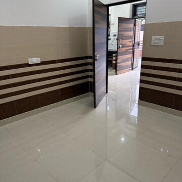 Room in 2.5 BHK Builder Floor at Sector 63a – for Rent