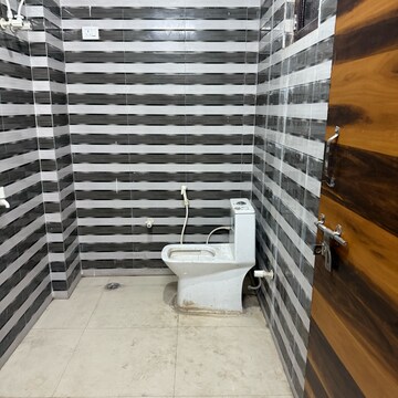 Bathroom in 2.5 BHK Builder Floor at Sector 63a – for Rent