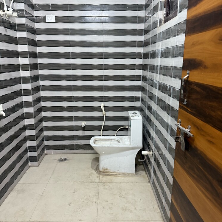 Bathroom, sector 63a 2.5 Bedroom 1200 Sq.Ft. Builder Floor In Sector 63a Noida 9047610