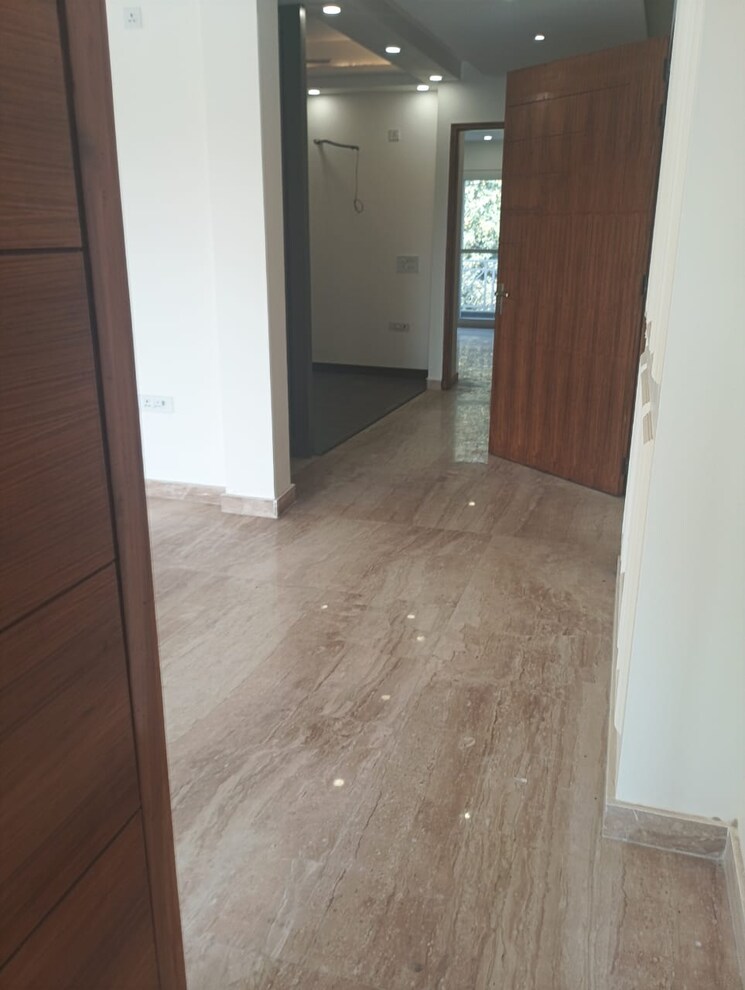 Room, green park extension 3 Bedroom 365 Sq.Yd. Builder Floor In Green Park Extension Delhi 9047605