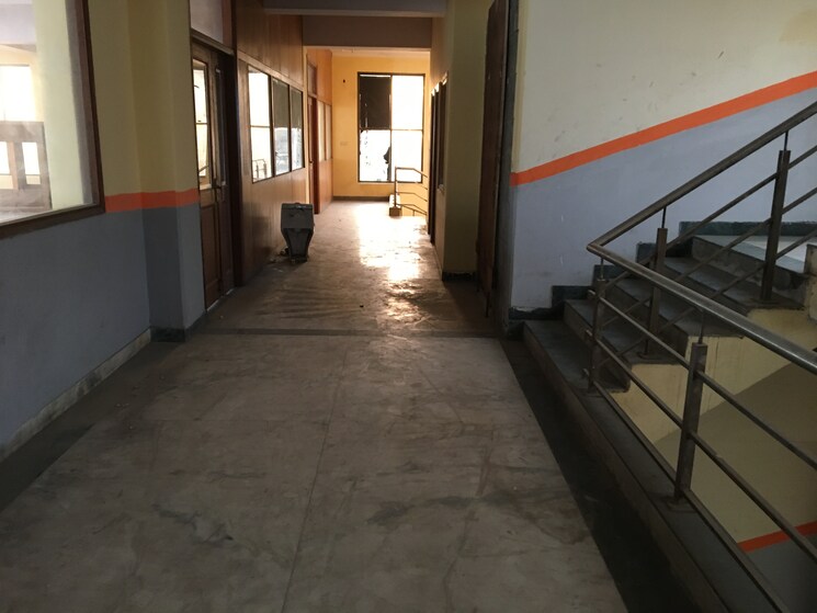 Room, sector 58 Commercial Office Space in IT/SEZ 2000 Sq.Ft. In Sector 58 Noida 9047606