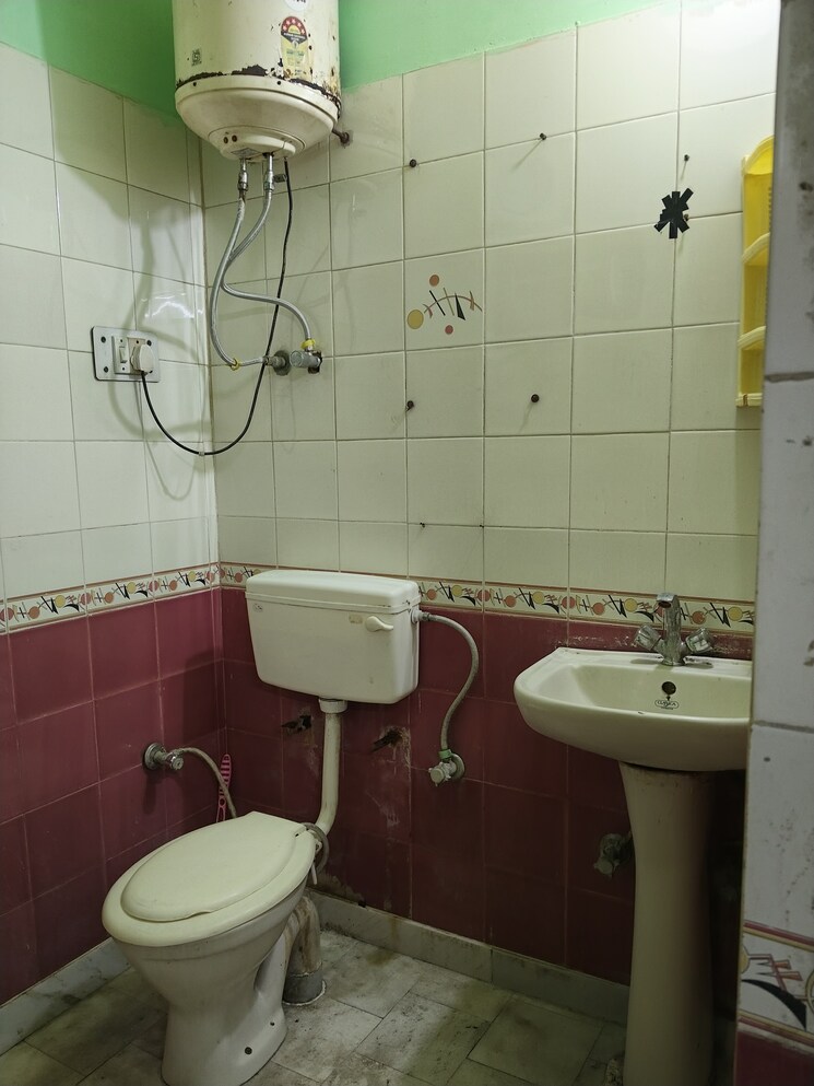 Bathroom, khirki extension 1 Bedroom 450 Sq.Ft. Apartment In Khirki Extension Delhi 9047639