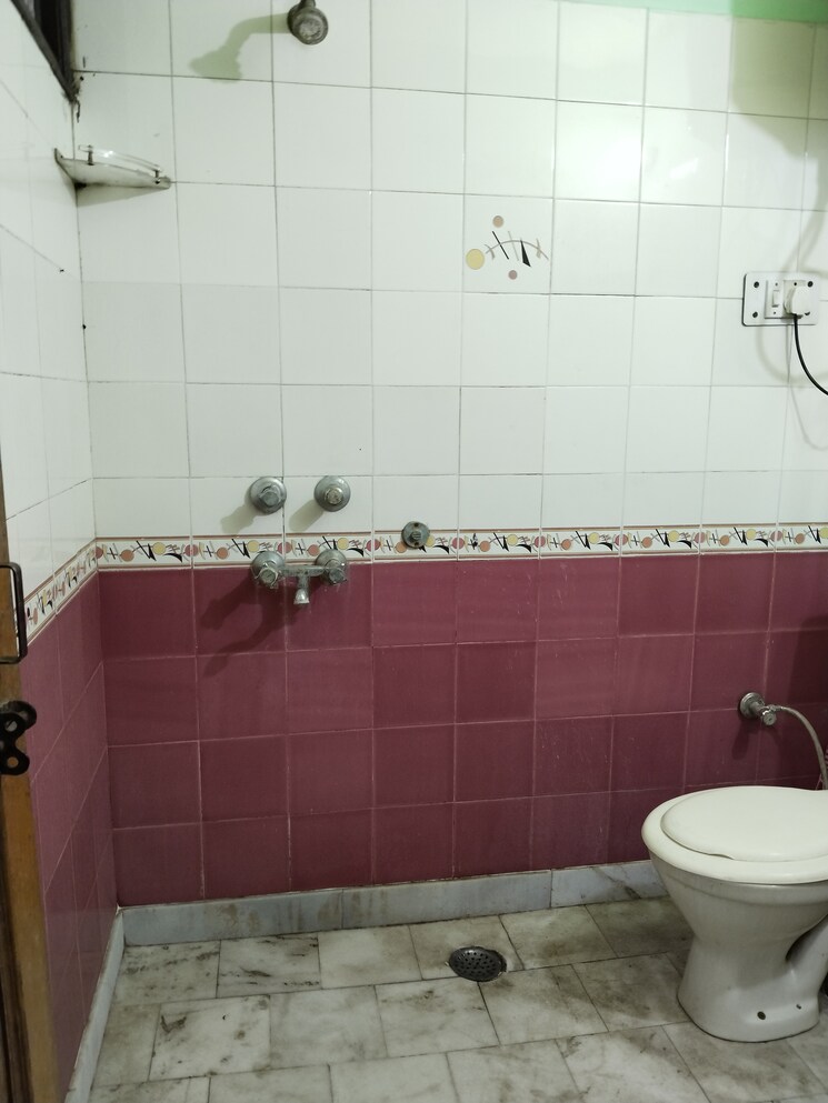 Bathroom, khirki extension 1 Bedroom 450 Sq.Ft. Apartment In Khirki Extension Delhi 9047639