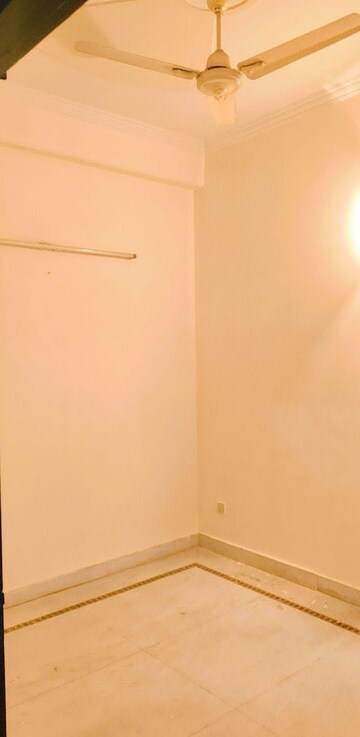 Room in 3 BHK Builder Floor at RWA Apartments Sector 41, Sector 41 – for Rent