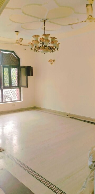 Room in 3 BHK Builder Floor at RWA Apartments Sector 41, Sector 41 – for Rent