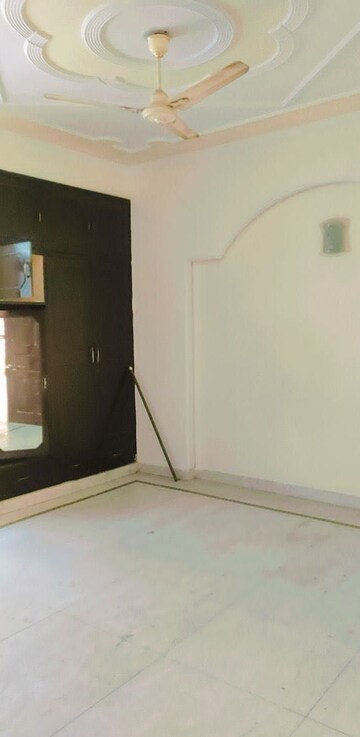 Room in 3 BHK Builder Floor at RWA Apartments Sector 41, Sector 41 – for Rent