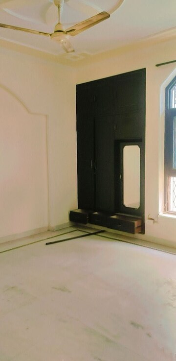 Room in 3 BHK Builder Floor at RWA Apartments Sector 41, Sector 41 – for Rent