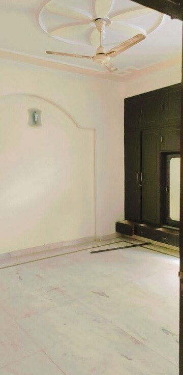 Room in 3 BHK Builder Floor at RWA Apartments Sector 41, Sector 41 – for Rent