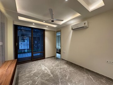 Room in 4 BHK Apartment at Veera Safdarjung Enclave, Safdarjung Enclave – for Sale