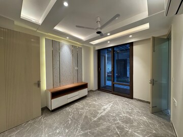 Room in 4 BHK Apartment at Veera Safdarjung Enclave, Safdarjung Enclave – for Sale