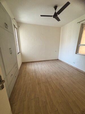 Room in 3.5 BHK Apartment at Jaypee Kensington Park Apartments, Sector 133 – for Sale
