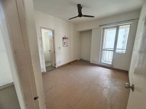 Room in 3.5 BHK Apartment at Jaypee Kensington Park Apartments, Sector 133 – for Sale