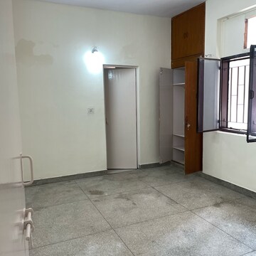Room in 3 BHK Apartment at Mansrovar Apartment, Sector 52 – for Rent