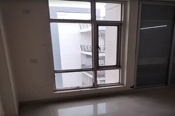 Room in 3 BHK Apartment at Omaxe Grand, Sector 93b – for Rent