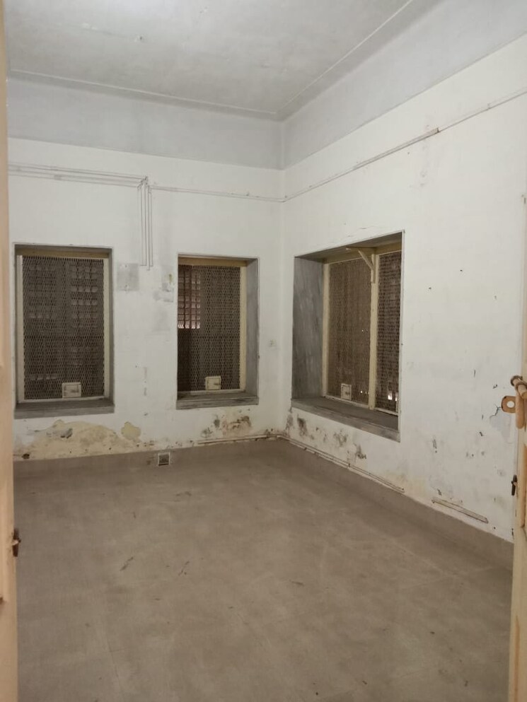 Room, chetla Commercial Office Space 2100 Sq.Ft. In Chetla Kolkata 9047985