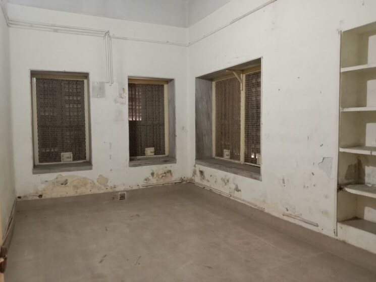 Room, chetla Commercial Office Space 2100 Sq.Ft. In Chetla Kolkata 9047985