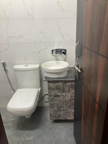 Bathroom in 1 BHK Builder Floor at Sector 40 – for Rent