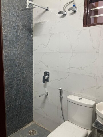 Bathroom in 1 BHK Builder Floor at Sector 40 – for Rent