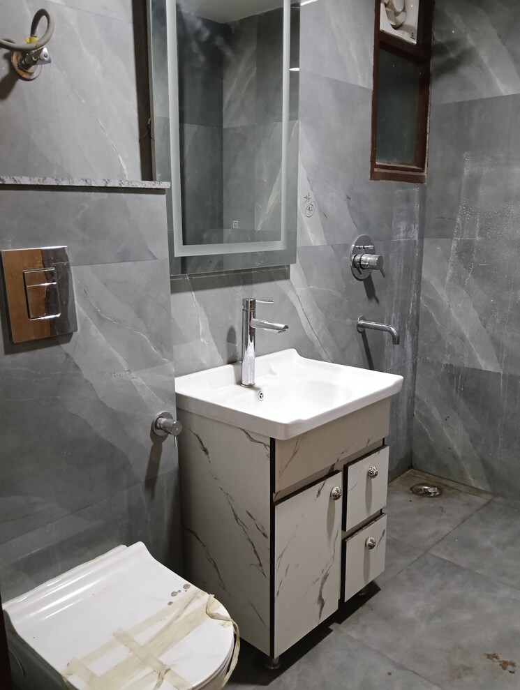 Bathroom, andheria mor village 3 Bedroom 120 Sq.Yd. Builder Floor In Andheria Mor Village Delhi 9048007