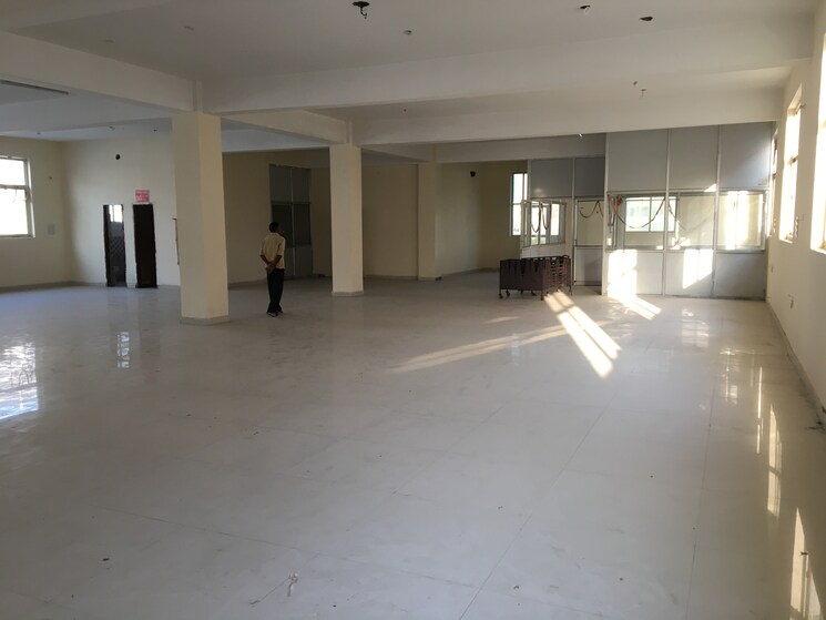 Room, sector 58 Commercial Office Space in IT/SEZ 5000 Sq.Ft. In Sector 58 Noida 9048084