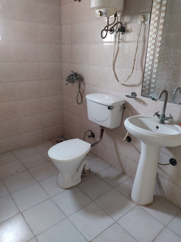Bathroom, gaur-city-1st-avenue 3 Bedroom 1500 Sq.Ft. Apartment In Sector 4 Greater Noida Greater Noida 9048194