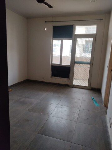Room in 3 BHK Apartment at Gaur City 1st Avenue, Sector 4 Greater Noida – for Rent