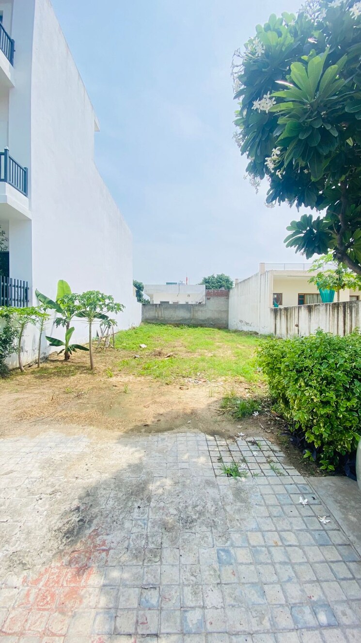 undefined, dlf-hyde-park  350 Sq.Yd. Plot In South Mullanpur Chandigarh 9048234