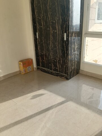 Room in 2 BHK Builder Floor at Signature Global City 63A, Sector 63a – for Rent