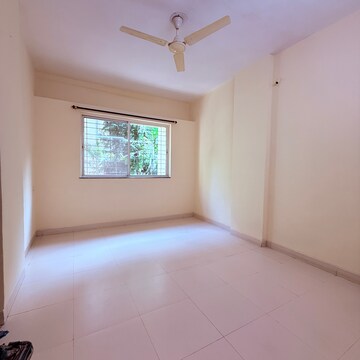 Room in 2 BHK Apartment at Yash Classic, Sutarwadi – for Rent