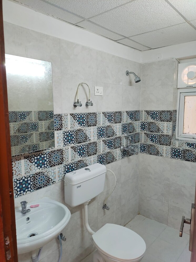 Bathroom, vipul-world-floors 4 Bedroom 1696 Sq.Ft. Apartment In Sector 48 Gurgaon 9048352