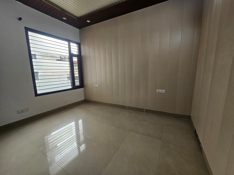 Room, dhakoli 3 Bedroom 192 Sq.Yd. Apartment In Dhakoli Zirakpur 9048474