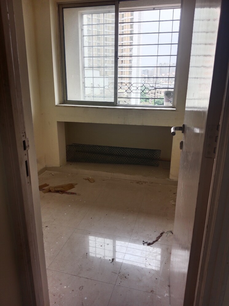 Room, siddhanchal-chs 2.5 Bedroom 1100 Sq.Ft. Apartment In Pawar Nagar Thane 9048485