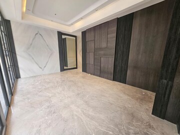 Room in 4 BHK Apartment at Pebbles Marina, Santacruz West – for Rent
