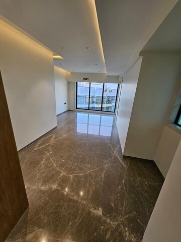 Room in 4 BHK Apartment at Pebbles Marina, Santacruz West – for Rent
