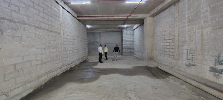  Parking, goregaon east Commercial Showroom 2000 Sq.Ft. In Goregaon East Mumbai 9048542